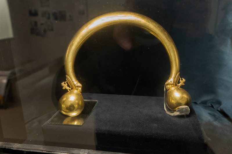 torques de oro hallado en la tumba de la Dama de Vix