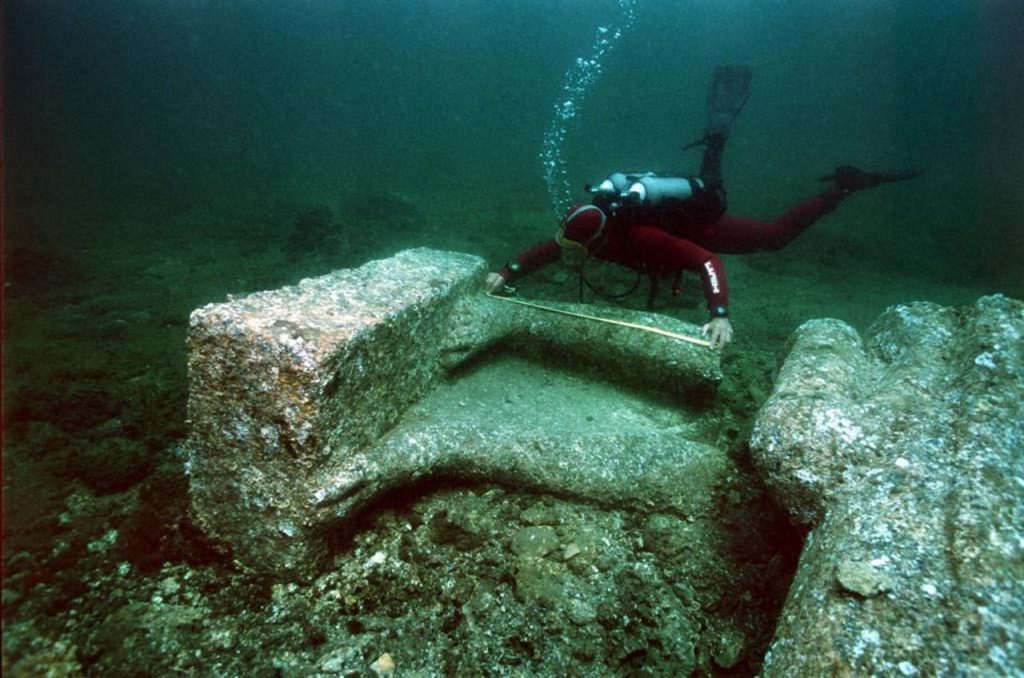 pies de una estatua colosal en Thonis-Heracleion