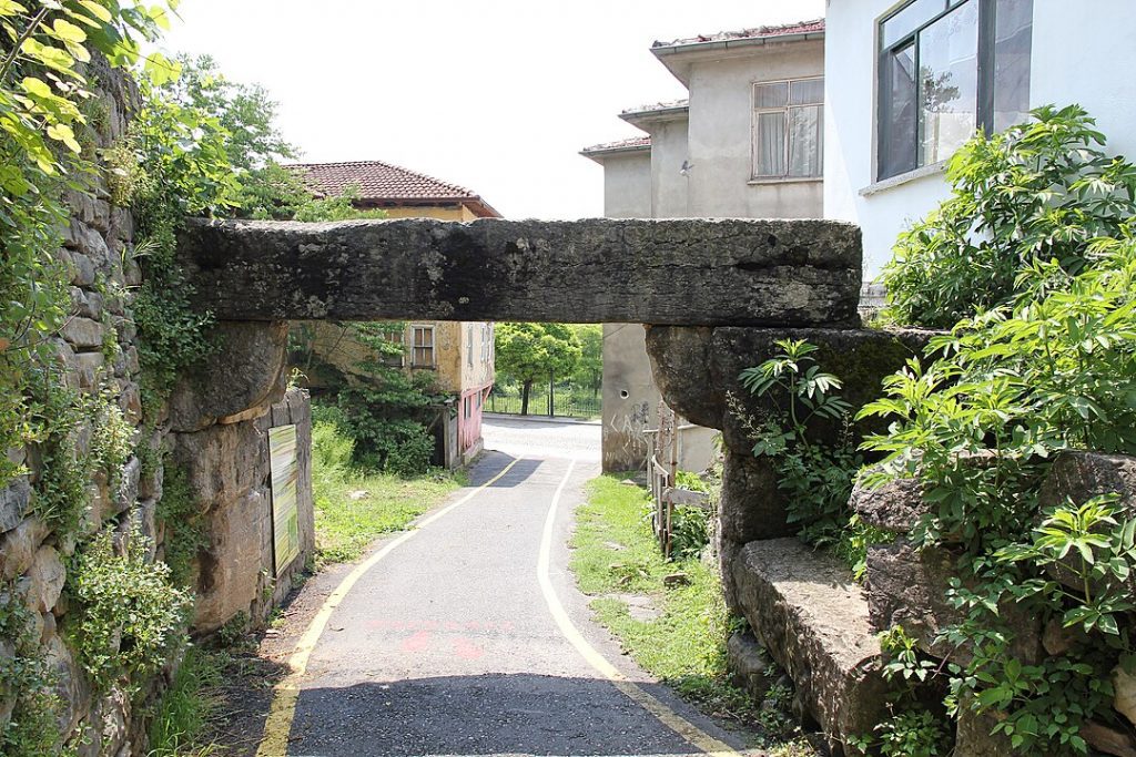 Puerta del Caballo en Konuralp, la antigua Prusias ad Hypium