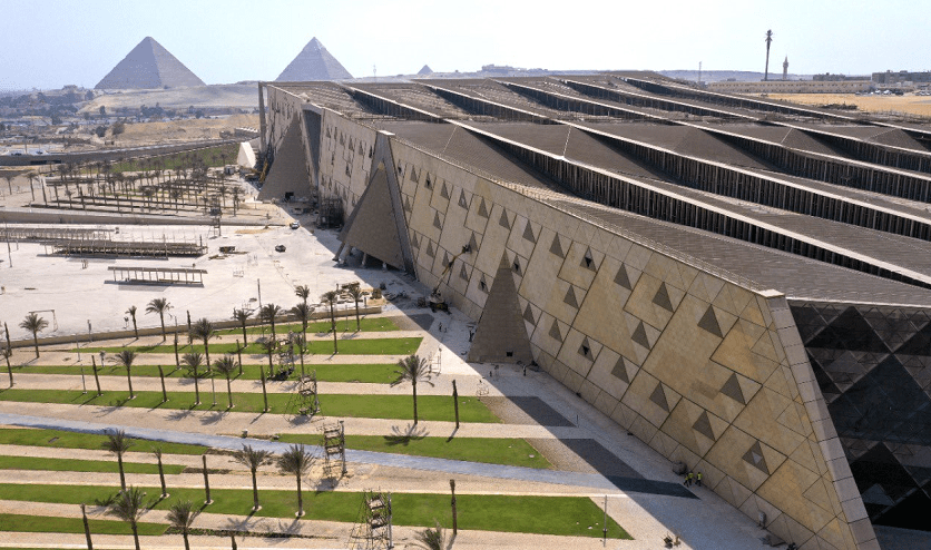fachada del Gran Museo Egipcio de Giza