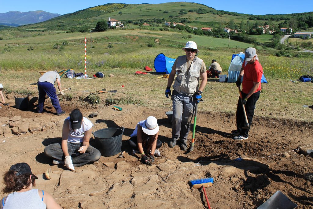 excavación arqueológica en La Cueva - Camesa