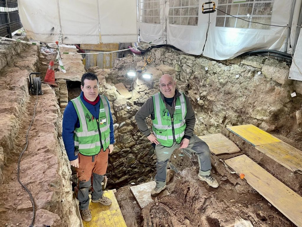 Lino Mantecón en una excavación arqueológica en Santander