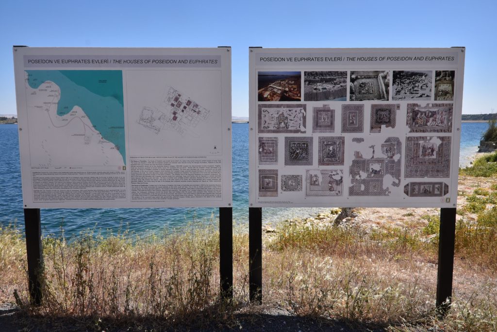Panel explicativo en Zeugma sobre casas sumergidas en el embalse de Birecik
