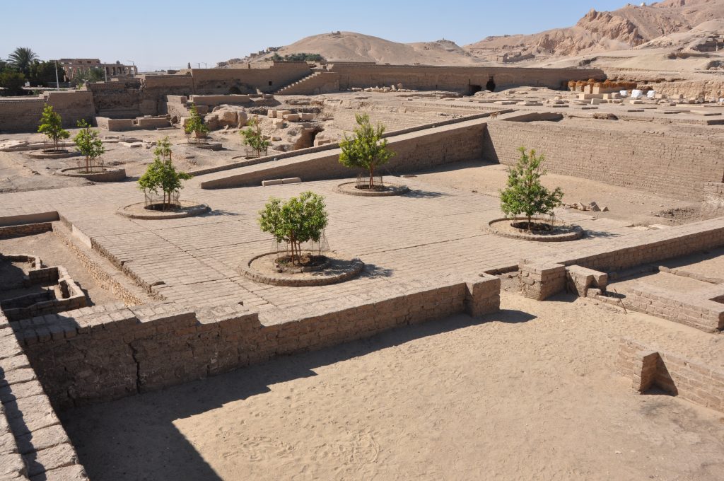 Templo de Tutmosis III excavado por Myriam Seco