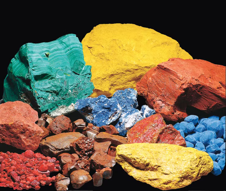 Imagen de los minerales empleados por los artistas de la Antigüedad para obtener los colores de la escultura policromada. La azurita y la malaquita proporcionaban los tonos azules y verdes; el cinabrio producía el rojo; y los ocres derivados de la tierra generaban gamas de amarillos y marrones. Estos pigmentos naturales formaban la base cromática utilizada en Grecia y Roma para decorar relieves, esculturas y elementos arquitectónicos.