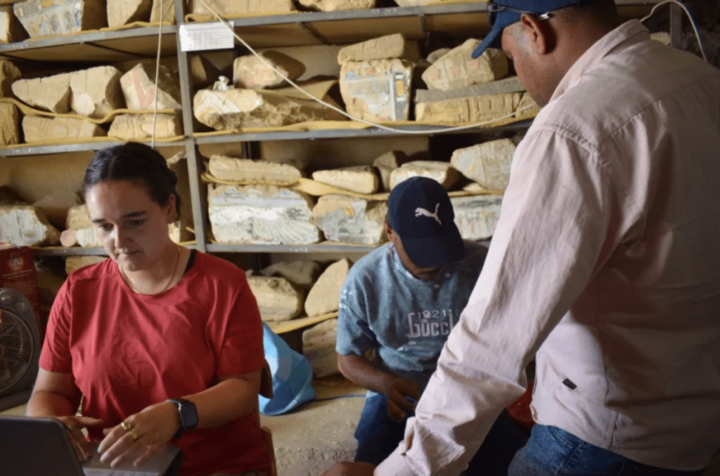 equipo del Proyecto del Templo de Tutmosis III en pleno trabajo