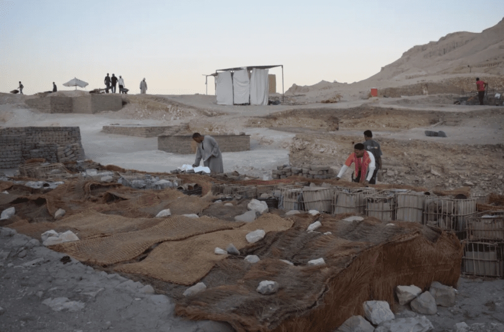 Excavación del templo de Tutmosis III, campaña 18 dirigida por Myriam Seco