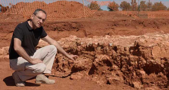 Isaac Moreno Gallo enseñando una estructura romana