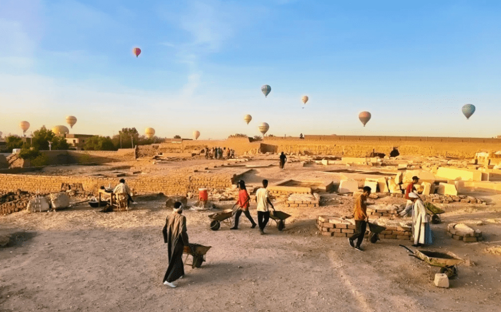 excavación en el templo de Tutmosis III