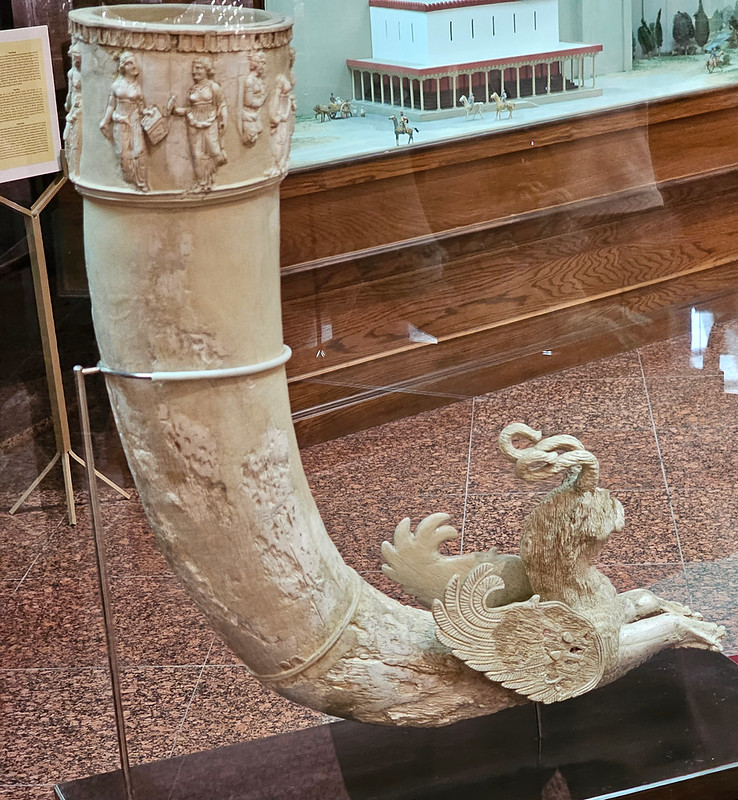 Ritón de Marfil en el museo de Ashgabat