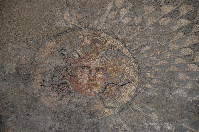 mosaico con la cabeza de Medusa que se exhibe en el museo de mosaicos de Devnya, en Bulgaria