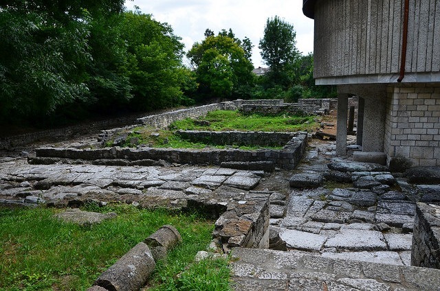 vestigios arqueológicos en el exterior del museo de los mosaicos de Devnya en Bulgaria