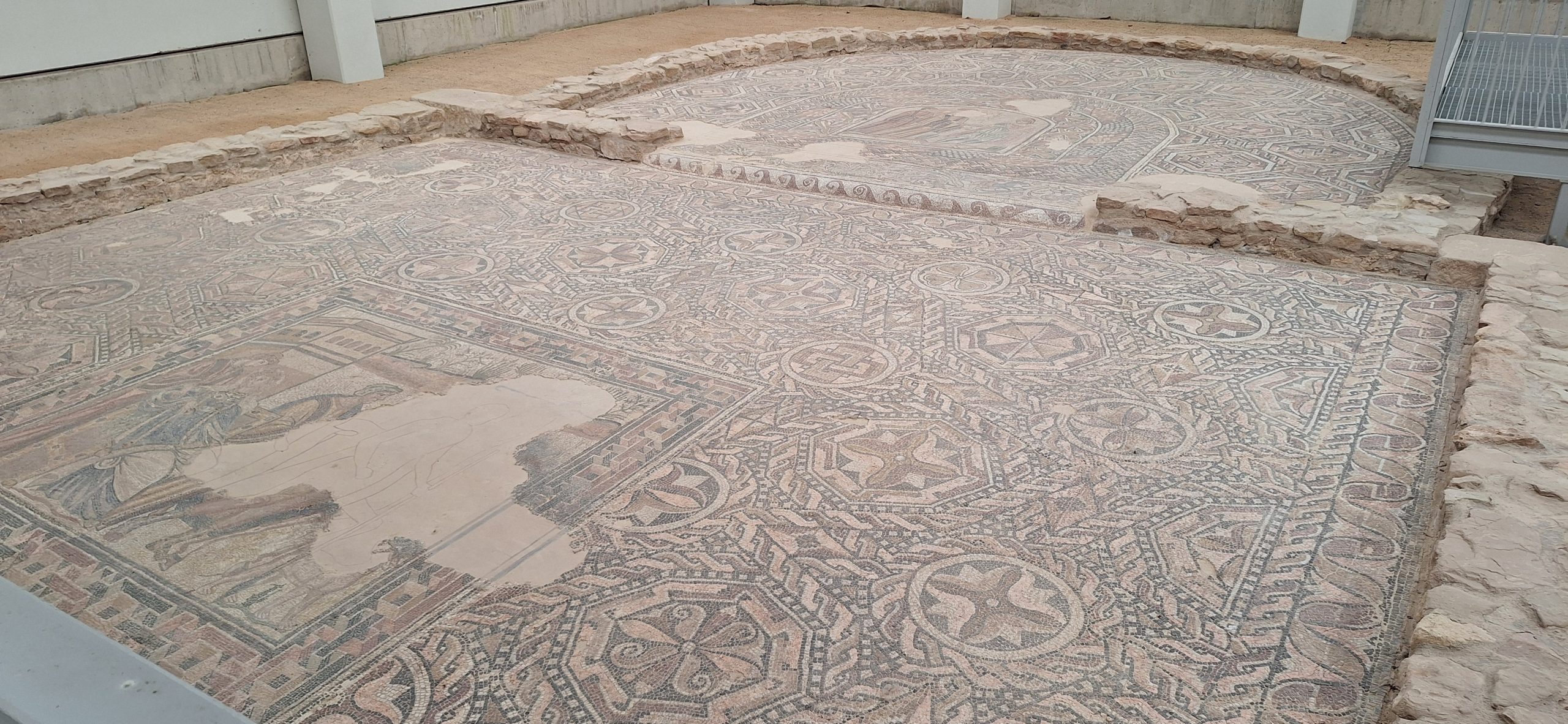 sala principal con mosaico de la villa romana de Arellano