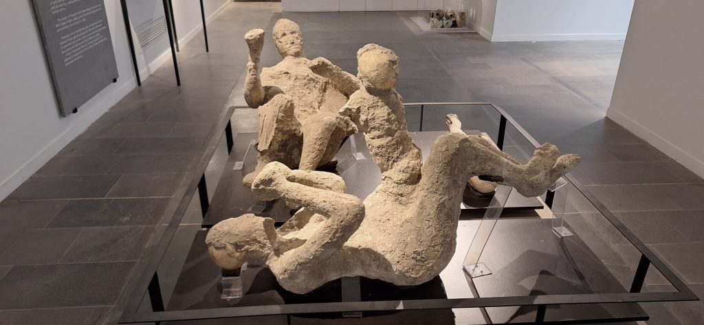 moldes de yeso de personas fallecidas en Pompeya en el Antiquarium