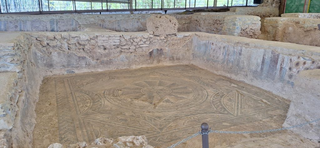 estancia con mosaicos en la villa romana El Ruedo, en Almedinilla