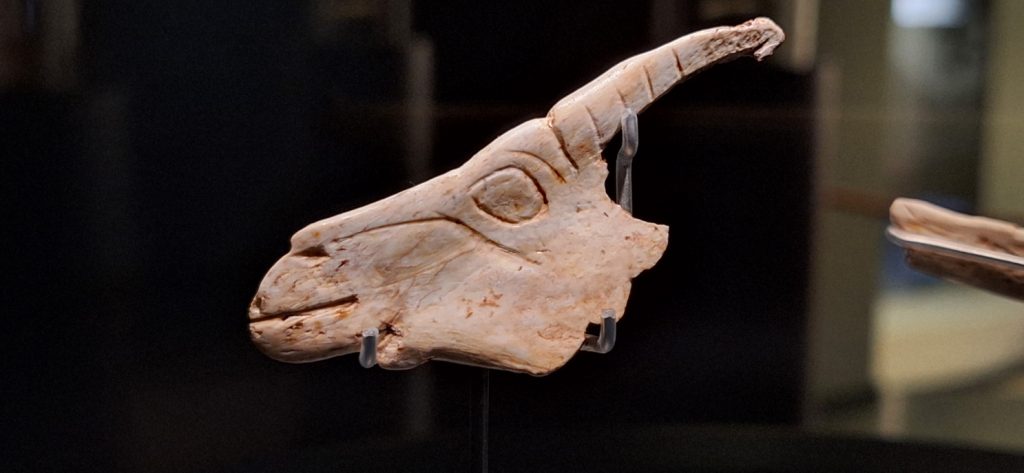 figura grabada en hueso de La Garma de una cabra montés