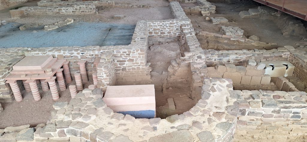 termas romanas de Camesa-Rebolledo con el frigidarium y las letrinas