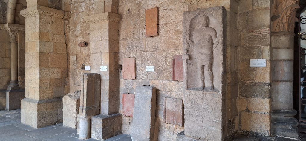 Galería con estelas romanas en el Claustro de la Colegiata de San Isidoro en León