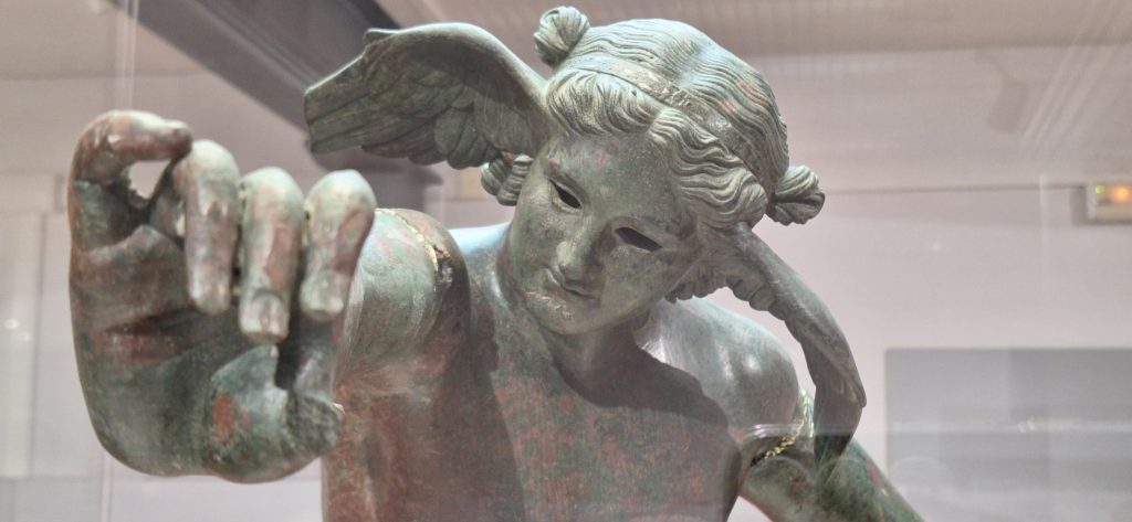 escultura en bronce de Hypnos en Almedinilla