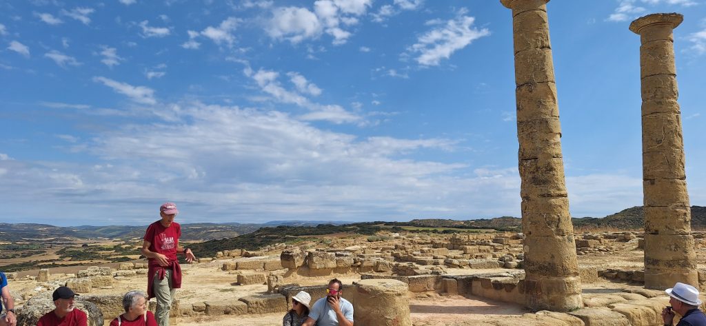 Columnas romanas que marcan el barrio septentrional de Los Bañales