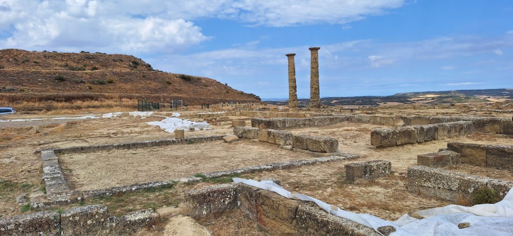 Domus romana de los dos peristilos en Los Bañales