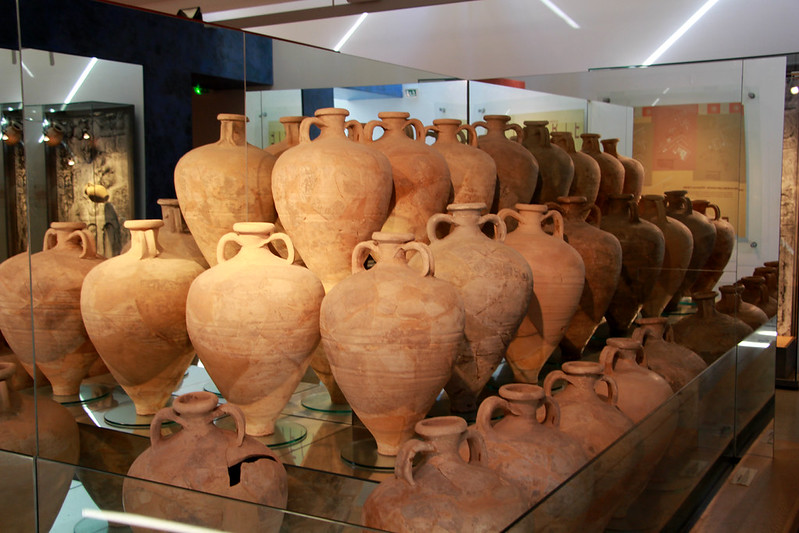 Museo de Amphoralis con diversas ánforas romanas