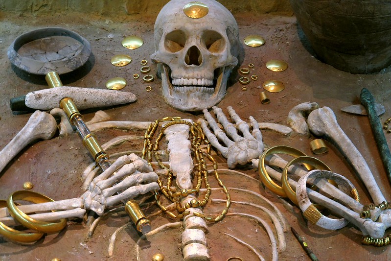 Objetos de la tumba 43 en el Museo arqueológico de Varna
