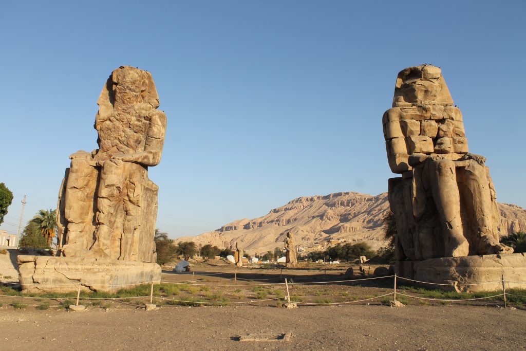 Esculturas colosales del faraón Amenofis III conocidas como los Colosos de Memnon