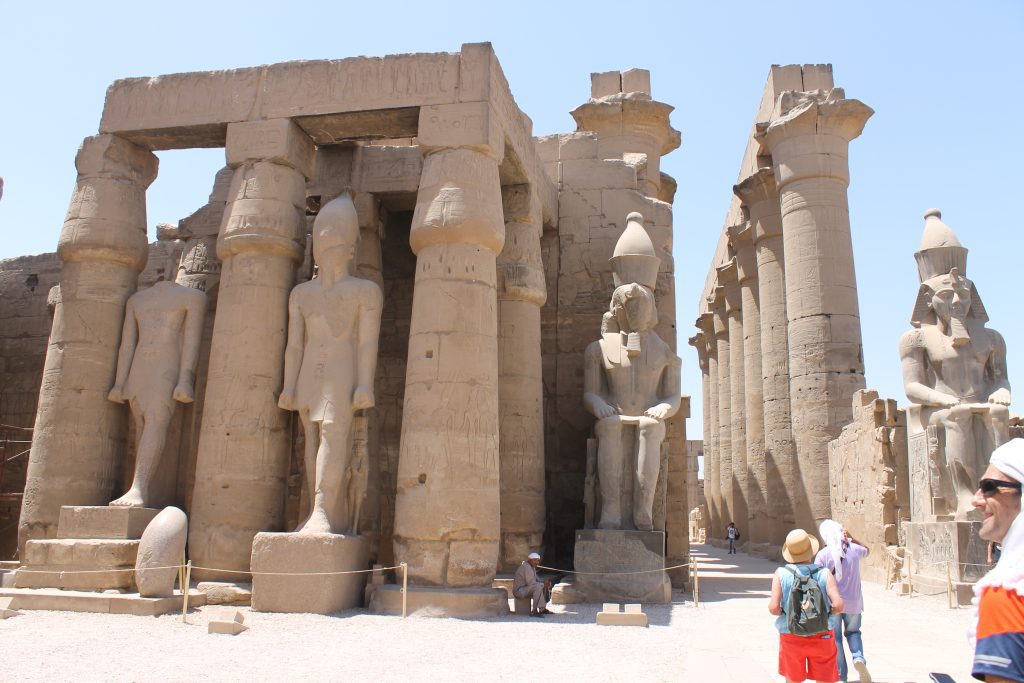 Estatuas de faraones y columnas del templo de Luxor