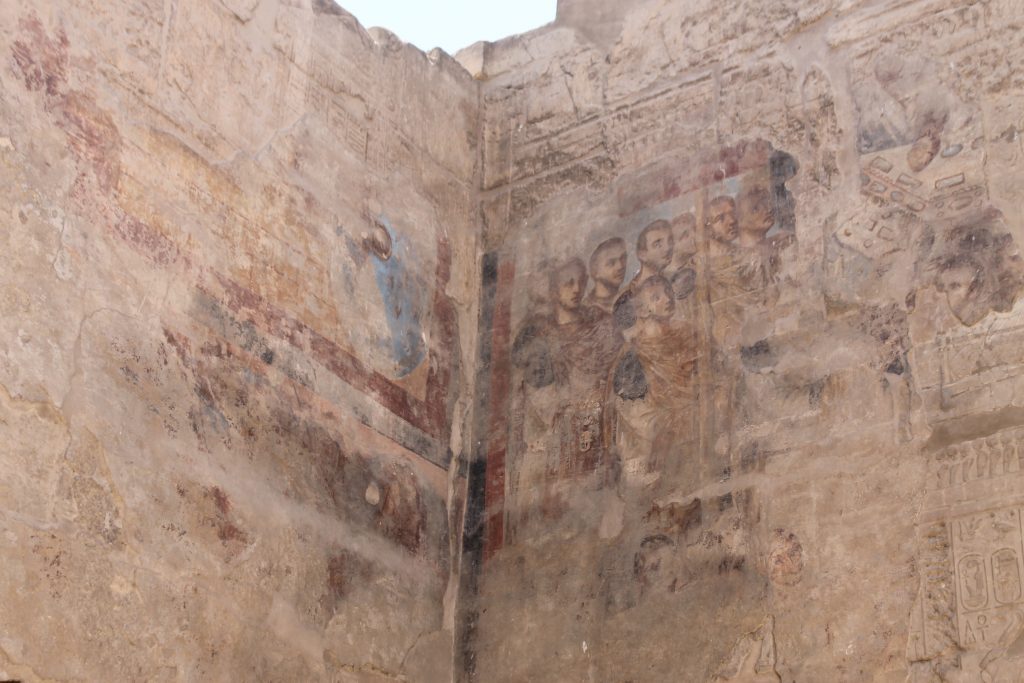 Frescos romanos del sacellum del fuerte romano en el templo de Luxor