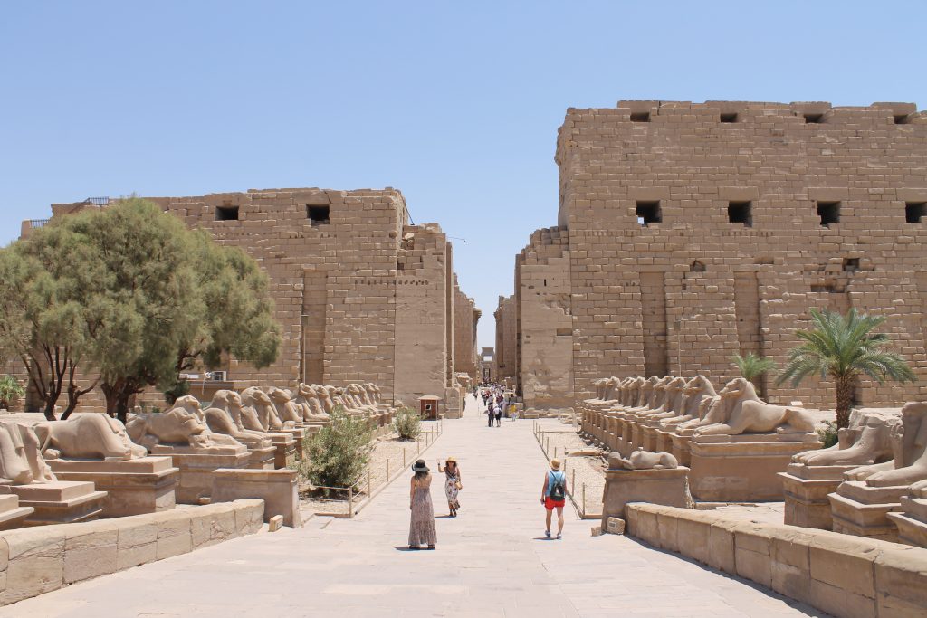 Avenida de las Esfinges en el templo de Luxor