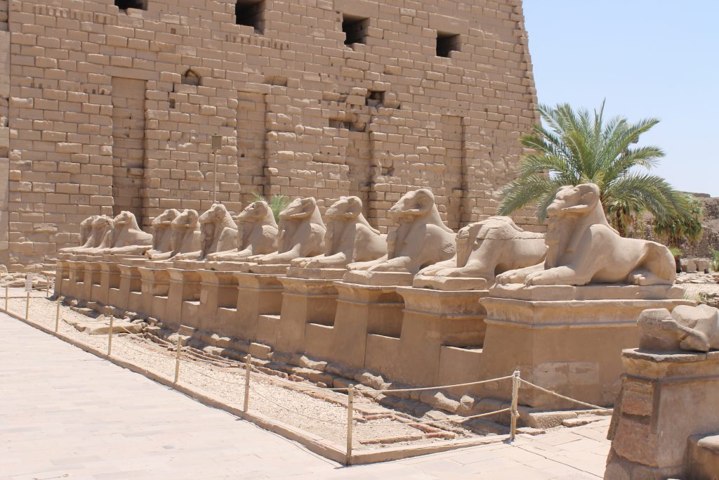 Esculturas de esfinges con cabeza de carnero en la Avenida de las Esfinges de Luxor