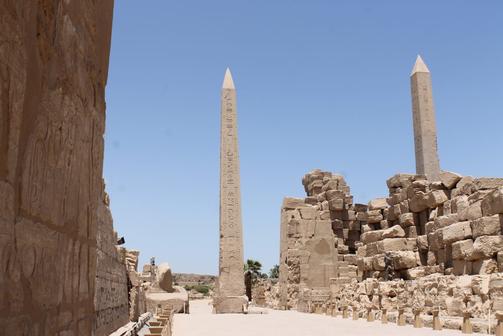 Dos grandes obeliscos del templo de Karnak