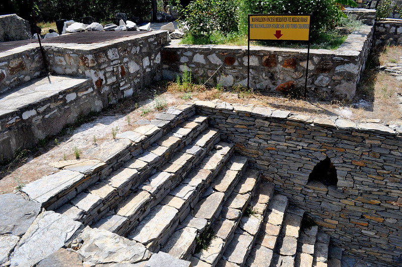 escaleras que llevaban a la cámara funeraria del mausoleo de Halicarnaso