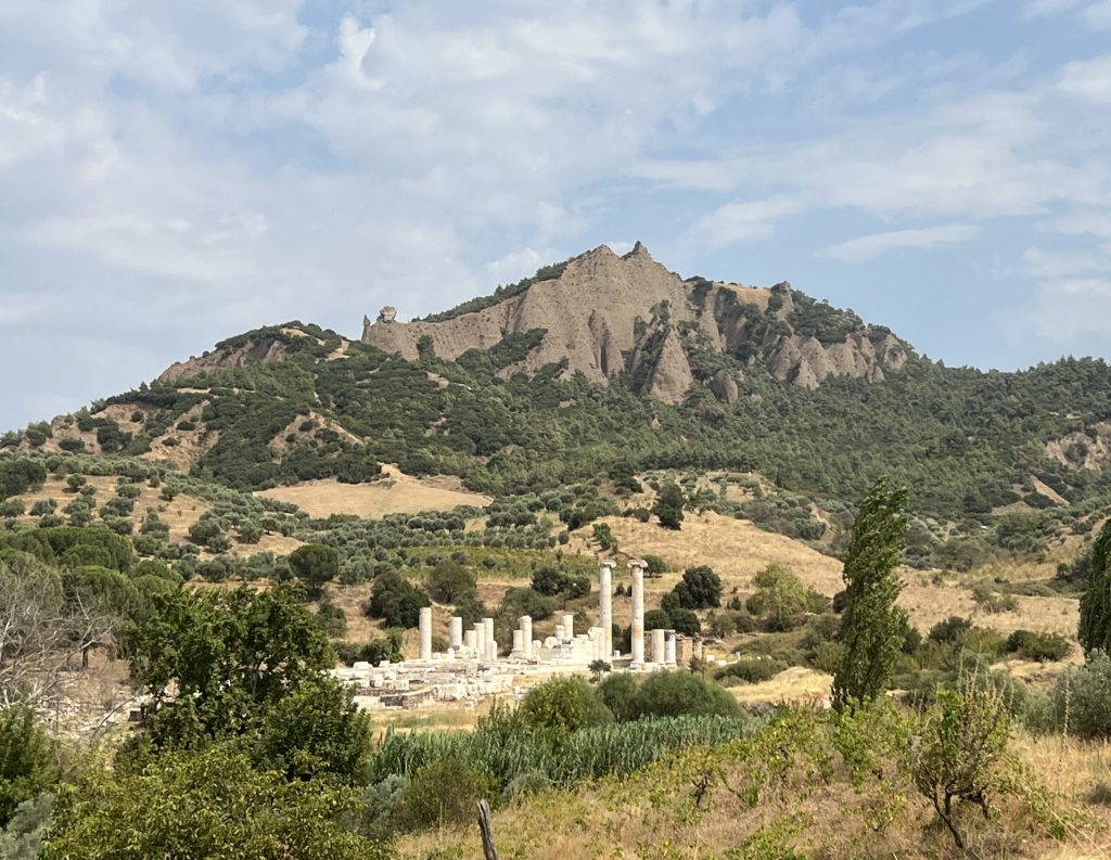vista panorámica del templo de Artemisa en Sardis, Turquía