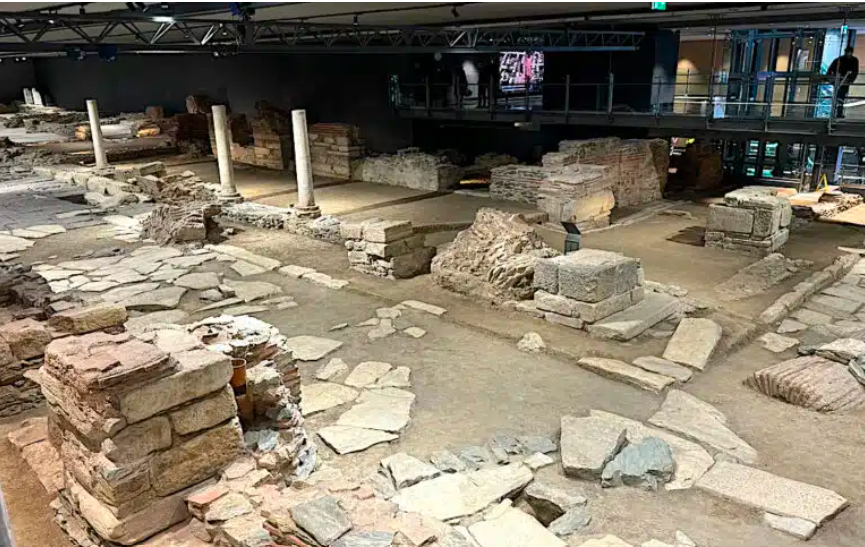 Museo arqueológico en la estación de metro Venizelou de Salónica