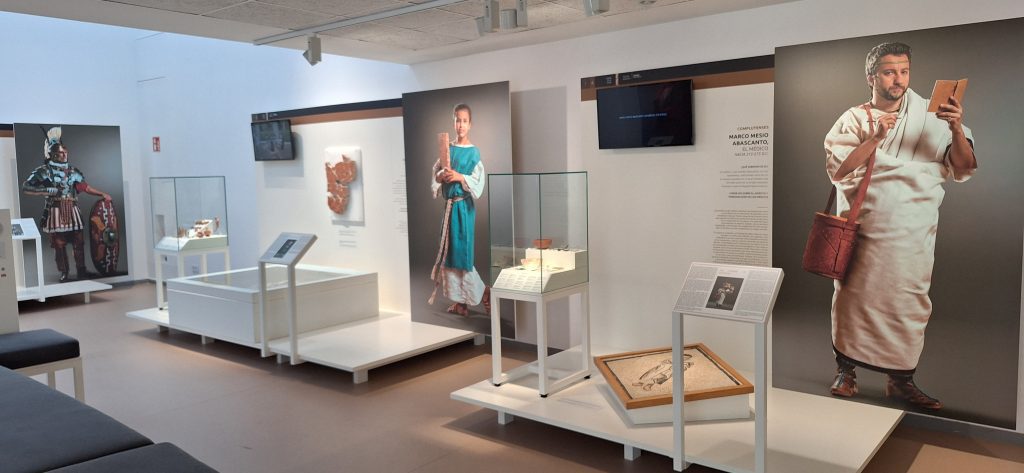 exposición en el Antiquarium de Complutum