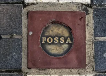 placas que delimitan el campamento militar romano de Villajoyosa con las letras FOSSA