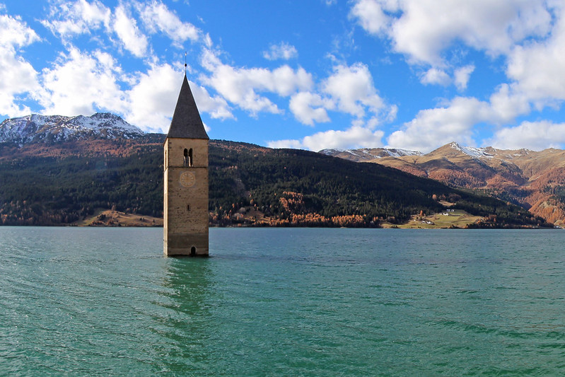lago de Resia con el campanario emergiendo del lago