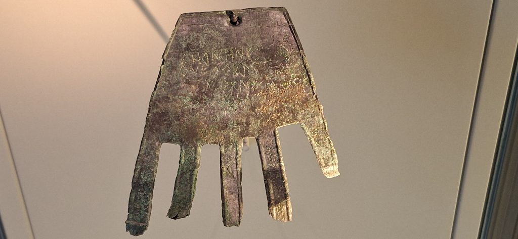 Lamina de bronce conocida como la Mano de Irulegi