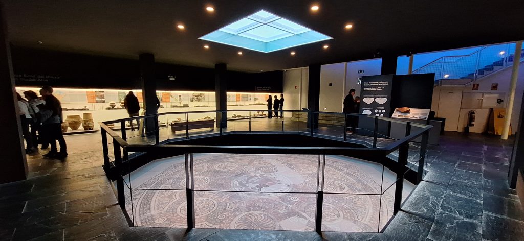 Panorámica de la sala baja del Museo de Navarra en Pamplona