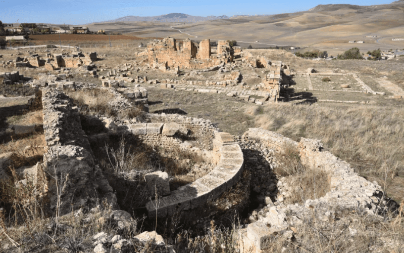 Khemissa. Vista del foro nuevo y las termas