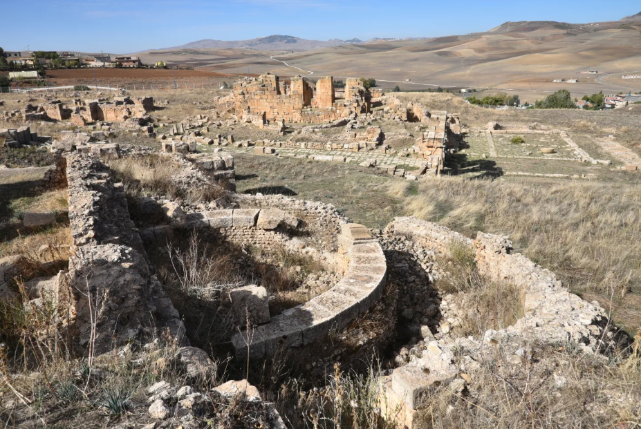 Khemissa. Vista del foro nuevo y las termas