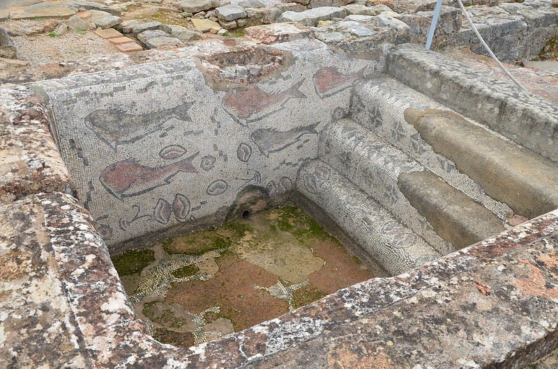 Frigidarium de la villa romana de Milreu, con mosaicos de motivos marinos