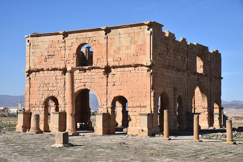 Groma, acceso al principia del campamento legionario de la Legio III Augusta en Lambaesis