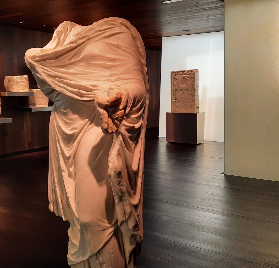 Escultura de la Dama de Iruña en el museo Bibat de Vitoria-Gasteiz