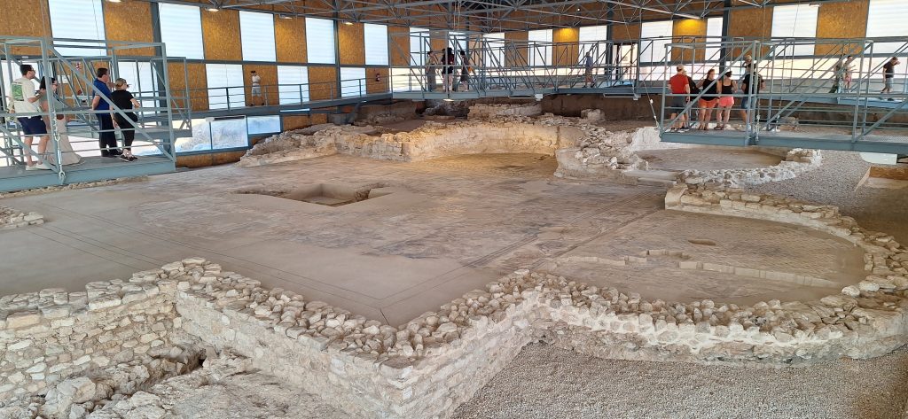 panorámica del oecus con su mosaico figurativo de la villa romana de Noheda