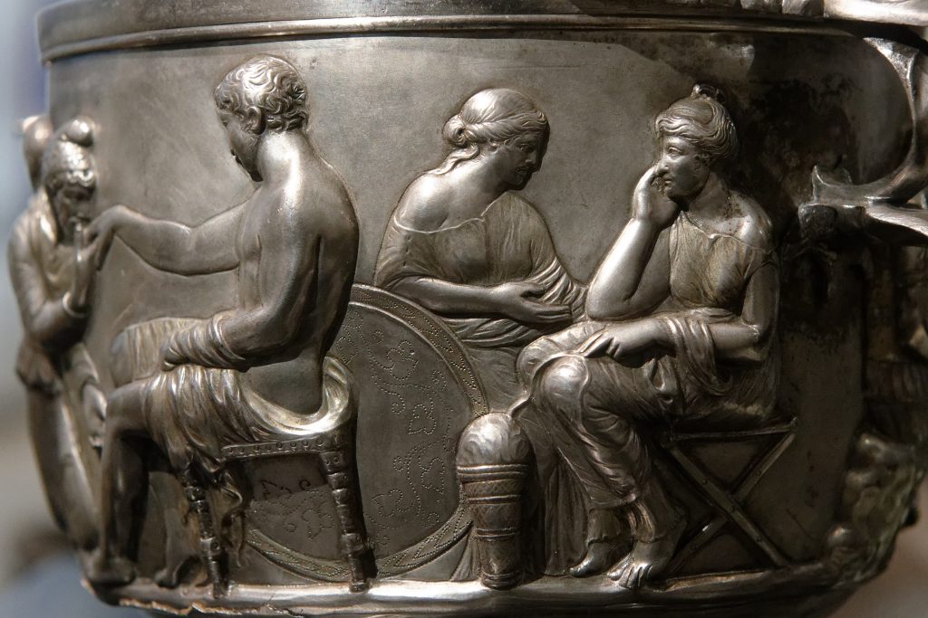 detalle de la decoración en relieve de una de las copas romanas del tesoro de Hoby