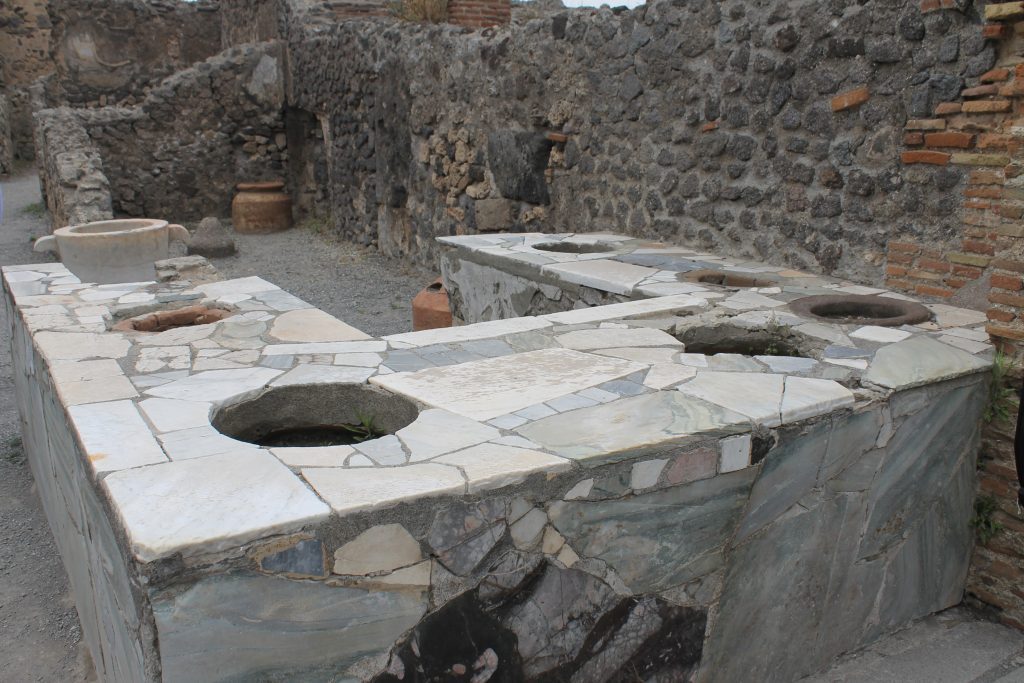 Thermopolium de Pompeya con los nichos para las dolias de comida