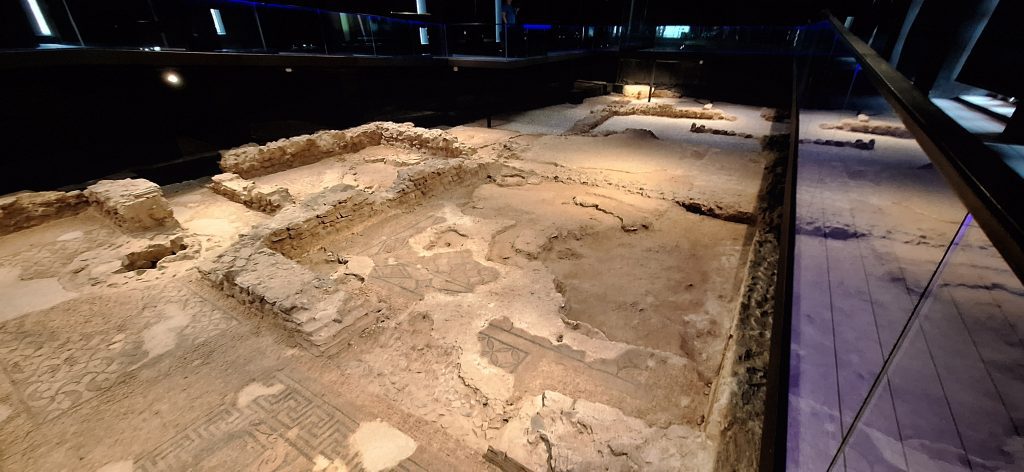 triclinium de villa antiopa en Rincón de la Victoria